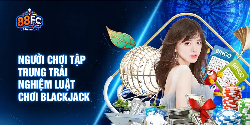 Người chơi tập trung trải nghiệm luật chơi blackjack